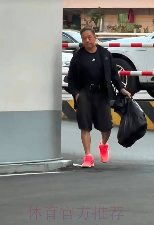 胡明轩要交易?现身基地,曝胡明轩爸爸帮搬行李,谁注意杜锋表态 胡明轩要交易?现身基地,曝胡明轩爸爸帮搬行李,谁注意杜锋表态