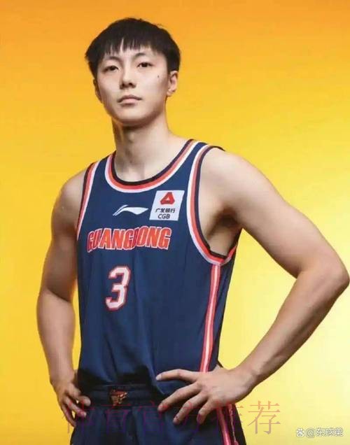 胡明轩要交易?现身基地,曝胡明轩爸爸帮搬行李,谁注意杜锋表态 胡明轩要交易?现身基地,曝胡明轩爸爸帮搬行李,谁注意杜锋表态